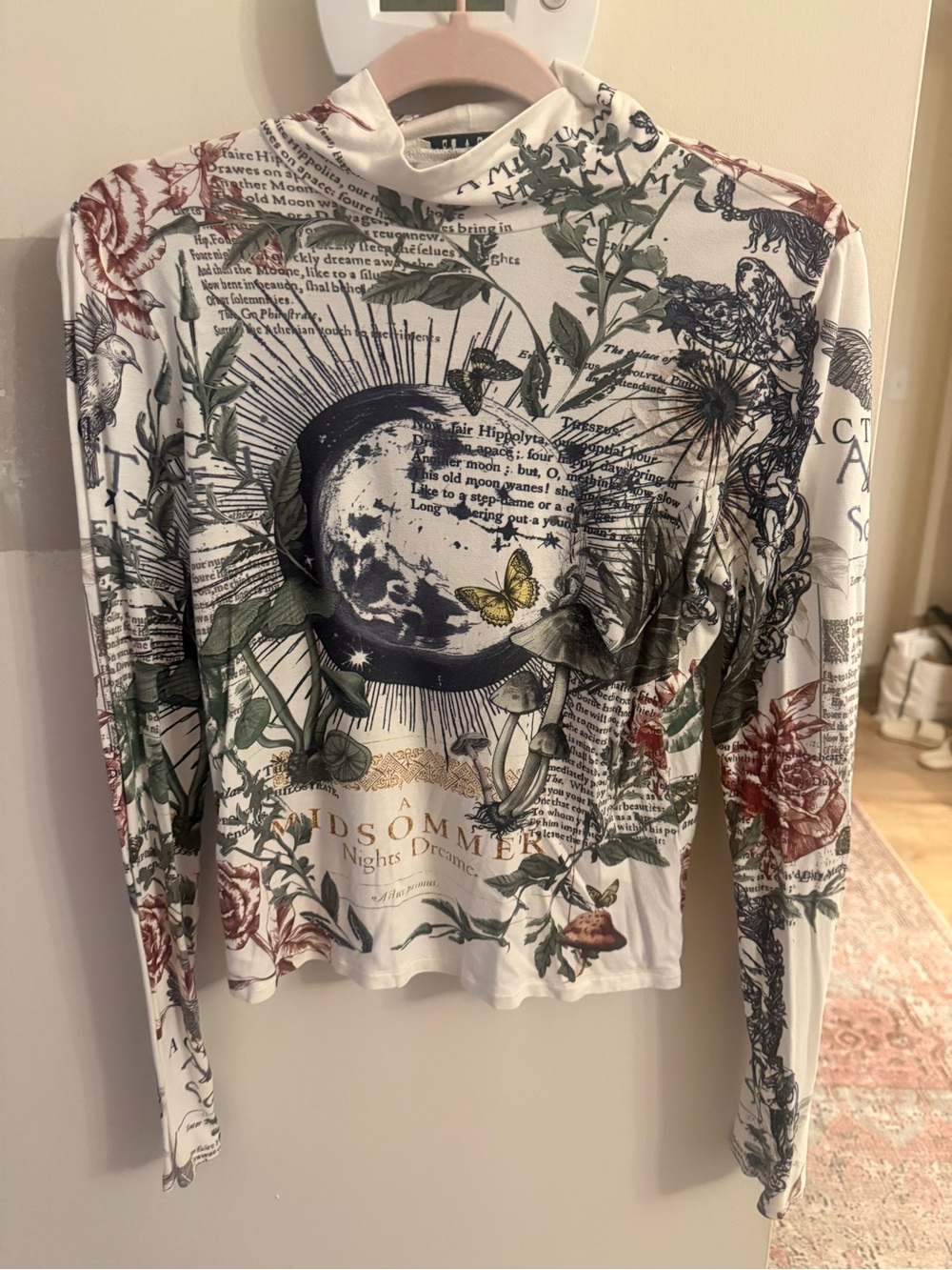 ALICE + OLIVIA delaina turtleneck top in dreamscape moon villa size Medium - Picture 5 of 7